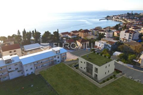 Gradac, Makarska Riviera Urban villa for sale with a beautiful view in an attractive location only 150m from the sea. It consists of a basement garage and two residential units. Each apartment has three bedrooms, three bathrooms and a covered terrace...