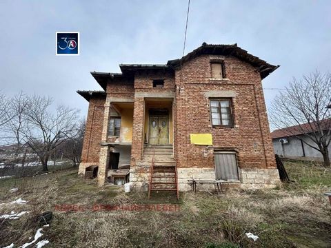 'Address' real estate biedt een huis met twee verdiepingen in het dorp Koilovtsi, gelegen aan een hoofdweg, met een tuin van 1252 m². Het huis bestaat in totaal uit 6 kamers. Het dak is opnieuw ingedeeld en verkeert in goede staat. Er is elektricitei...