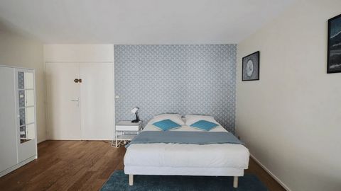 Very large bedroom (24m²), fully furnished. It has a double bed (140x190), a bedside table with lamp and a large mirror at the head of the bed. There is a work area with a desk, chair and lamp. The bedroom also has plenty of storage space: a wardrobe...