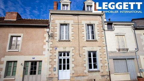 A26618AKB37 - Situated in the heart of the historic walled town of Richelieu, this elegant property offers generous accommodation over three levels. This beautifully decorated property has design features like cornicing, ceiling roses, lovely doors, ...