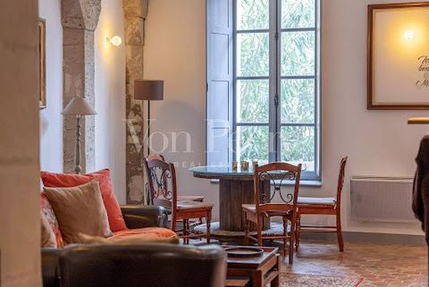 Old type apartment, completely renovated, located on the ground floor of a beautiful building of character, for sale, with private garden, in one of the most sought-after areas of Avignon Intramuros. With a living area of approximately 55m², this pro...