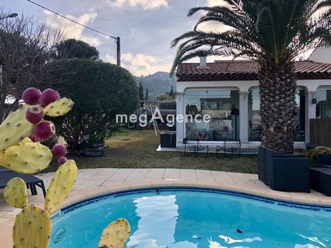 In a quiet area of Châteauneuf les Martigues, this single-storey house benefits from an ideal location, close to amenities. With its 165 m², it offers four bright bedrooms, including a master suite with bathroom. The spacious living room and dining r...