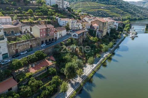 Identificação do imóvel: ZMPT563723 The Village of Pinhão is located in the heart of the Douro Demarcated Region, and is flanked by the Douro and Pinhão rivers, thus being located on the Port Wine route. Located in this charming region of Pinhão, thi...