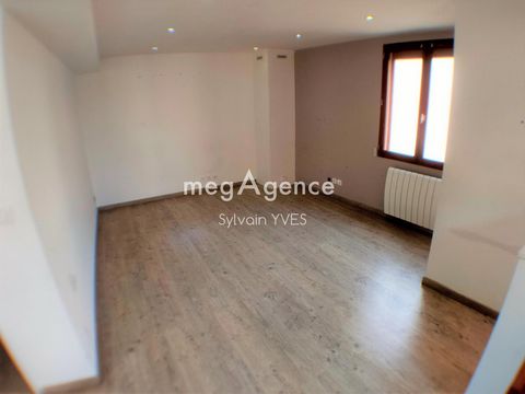 Come and discover this charming terraced house of approximately 75 m² located in Bennecourt, close to shops, schools, colleges, and Bonnieres sur Seine train station. This house includes on the ground floor, a dining room with kitchen, a laundry room...