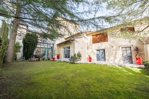 The agency's favourite! Located just over 30 minutes from Boussens, in Lannemezan, in the heart of a charming village, a few steps from the main square, this magnificent property of 363 m2 renovated with care invites you to enjoy an exceptional livin...