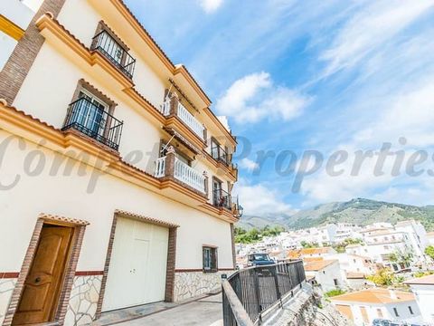 This wonderful townhouse, with an extremely impressive façade, is located in the charming village of Sedella and offers an incredible amount of living space and a very large garage. The house has two entrances, on different streets. The first door is...