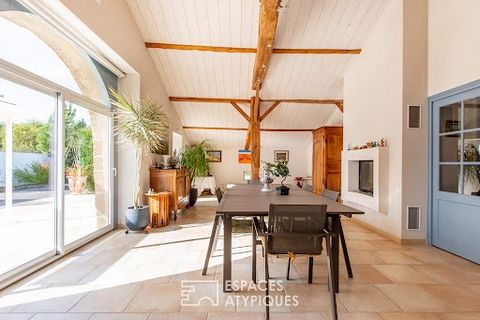 Located in the town of Saint-Jean-de-Monts, this renovated former barn of 173 sqm is situated on a 2,334 sqm plot. Built in the 19th century, this building has evolved over time with its occupants to become a charming residence, with its beautiful ex...