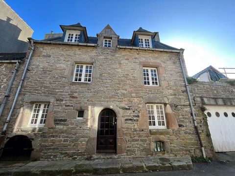 We offer you for purchase in exclusivity one of the oldest houses in Roscoff ideally located in the heart of the small City of Character, in a quiet area and in the immediate vicinity of the port, shops, the beach and the cinema. The 17th century bui...