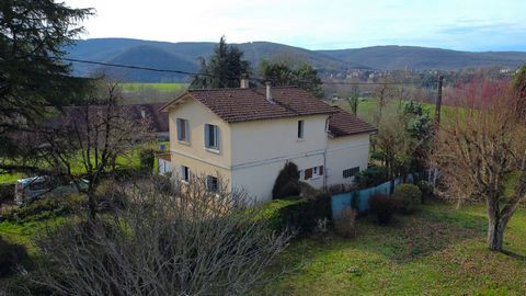 5' from the village and all amenities (care, education, shops), in a sought-after location with a clear view of the Lot valley, we offer this house from the 70s which requires major renovation. The land of more than 4000m² can be built on approximate...