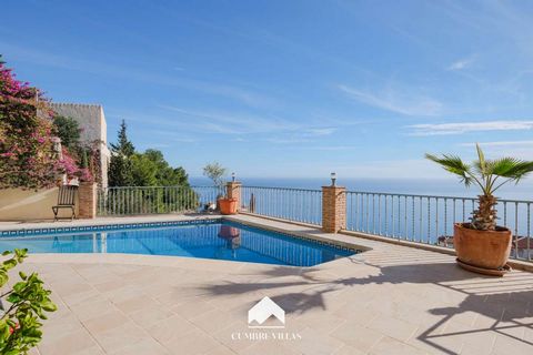 Cette villa orientée sud-ouest avec des vues spectaculaires sur la mer est située dans un endroit imbattable sur le Monte de los Almendros à Salobreña. Construite en 2005 sur un terrain de 730 m², cette propriété offre un espace de vie spacieux et lu...