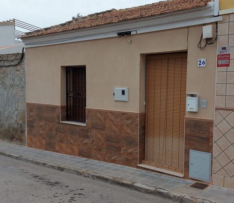 Huis te koop in het centrum van Benijofar, op 15 km van het strand. Woning op begane grond met een oppervlakte van 140 m2. Het heeft 3 slaapkamers, 1 badkamer, woonkamer, keuken met ingebouwde toestellen en een privé solarium. Met garage en berging. ...