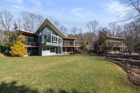 Stunning 5100 sq ft contemporary home nestled on over 2.5 acres in Weston's south side neighborhood. Hard to find bonus area over garage perfect for guests, au pair, home office or wellness retreat. Floor to ceiling windows allow for light to fill ne...
