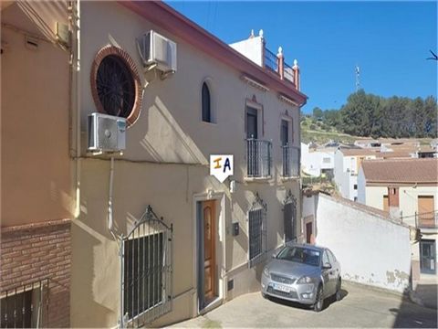 Gelegen in het centrum van de populaire grote stad Priego de Cordoba in Andalusië, Spanje, dicht bij alle lokale winkels en bars, ligt dit aantrekkelijke huis met 5 slaapkamers en 2 badkamers, gebouwd in 1994. Het herenhuis heeft parkeergelegenheid o...