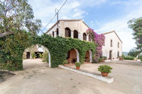 Meticulously restored, with an area of 783 m2 and a charming 58 m2 porch-gazebo, this typical Catalan farmhouse is a blank canvas for your ideas. The 204 m2 independent masovera provides additional space for your guests or services. Located in an exc...