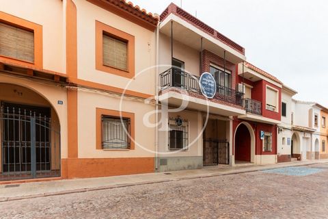 152 sqm house with Terrace and views in Xilxes.The property has 4 bedrooms, 2 bathrooms, laundry room, balcony, heating and storage room. Ref. VV2402041 Features: - Terrace - Balcony