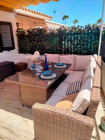 Se ofrece en venta un bungalow en Playa del Inglés, en un complejo muy demandado y cerca de todos los servicios, situado en el corazón de la zona. El bungalow ha sido totalmente reformado y cuenta con muebles modernos y de diseño, brindando un ambien...