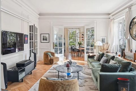 EXCLUSIVE - TÊTE D'OR. Discover this exceptional 261 sqm family apartment bordered by Boulevard des Belges and the magnificent Parc de la Tête d'Or. Located in a former mansion at a unique address, this rare property offers you a mix combining elegan...