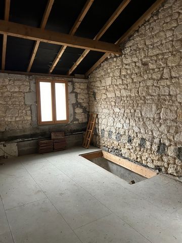 Coulanges-sur-Yonne, maison de village de 67,6 m² sur une parcelle de 85 m². Cette maison est composée de 3 pièces, elle comprend un séjour lumineux suivi d'une grande ouverture amenant à la cuisine, d'une salle d'eau avec WC au rez-de-chaussée. Pour...