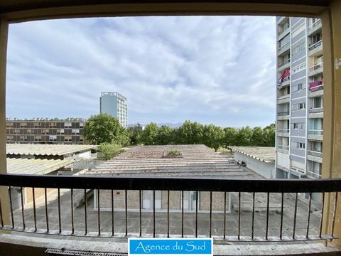 Residence La Maurelette. The agency of the South offers you this apartment T5 crossing of more than 90m2, located on the 3rd and last floor with open views, not overlooked and two balconies. It is composed of a large entrance with closet, an independ...