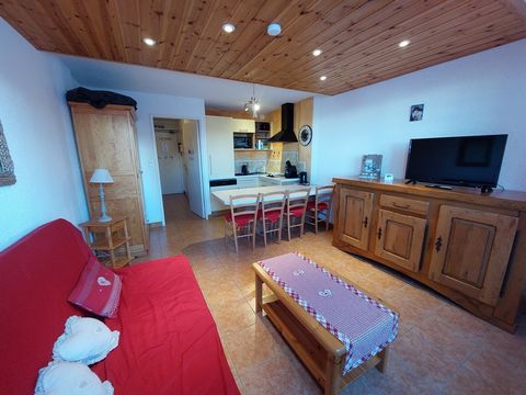 In the heart of Praloup 1600, the IMMOGLISS agency offers this studio of 27m2 completely renovated. It consists of a mountain corner with storage, a bathroom tastefully redone, a separate toilet, a living room with open kitchen, all overlooking a bre...