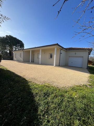 Beautiful single-storey house located in a quiet area with a surface area of about 131m2 offering a large living room of 50.16m2 overlooking the outside, an open kitchen, three bedrooms, two with fitted wardrobes, a bathroom, a separate toilet, a cel...