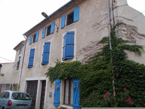 Set of two houses with two independent entrances, of 230 m2 in total, which can accommodate a large family, create guest rooms or Airbnb. The smaller of the two parts already renovated for this purpose, offers a lot of character, no work to be planne...