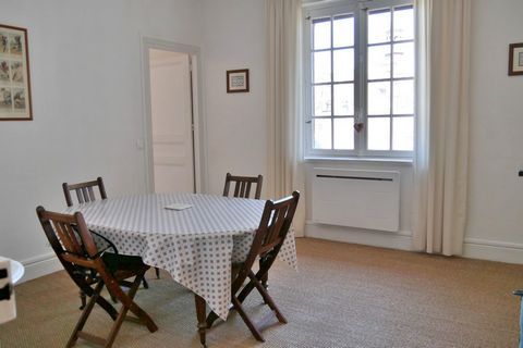 Apartment comprising, an entrance with separate toilet, a living room, a closed kitchen, two bedrooms, one with bathroom and the other with sanitary. The apartment is located in a historic Norman residence in Cabourg overlooking the Casino gardens, c...
