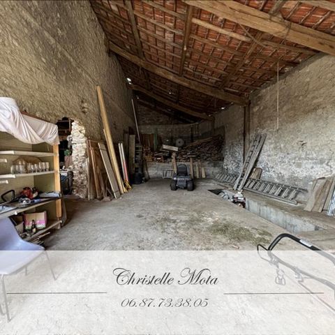 Garage of 200m2 approx. in cinder blocks, possibility of converting it into a dwelling with a roof terrace to add an apartment. Nearby, mains drainage, water and electricity. Contcat : Christelle MOTA, commercial agent : ...