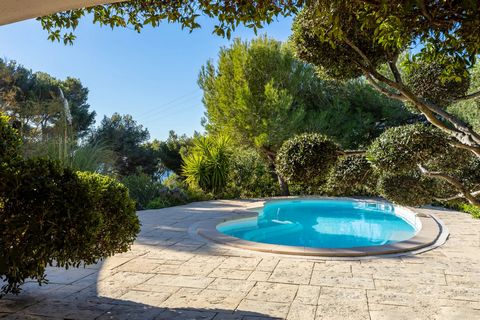 A stone's throw from a magnificent intimate cove on the Cote Bleue, with a sea view and located in a closed domain, splendid property of around 270 m2 with swimming pool on a landscaped and fenced plot of around 1000 m2, offering quality services in ...