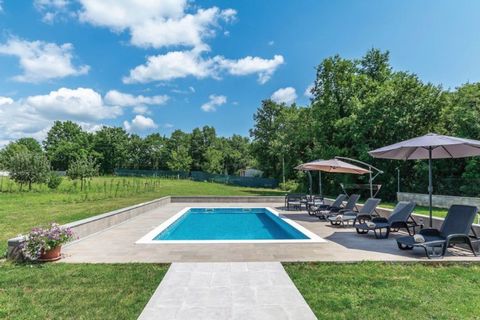 Casetta Filip met privé zwembad bevindt zich middenin 2000 m² aangelegd privé landschap! Op het omheinde terrein heeft u een zwembad met ligbedden, een overdekt terras en een BBQ ter beschikking. Tevens zijn de seizoen groenten uit de tuin inclusief....