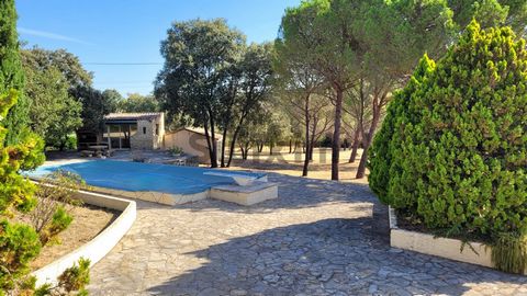 Charmante villa située dans un des plus beaux village du Gard, blottie au cœur d'un magnifique terrain de 5200 m2 constructible et arboré, cette maison construite début des années 70 saura vous séduire par la qualité de ses extérieurs et par les nomb...