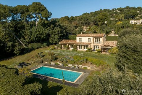 Superb, charming Provencal property, ideally situated in a small, very exclusive, gated estate in absolute peace and quiet. Ideally positioned and bathed in light, it is the ideal compromise between the charm of Provencal properties of yesteryear and...
