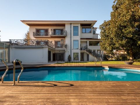 Taíde's House - Póvoa do Lanhoso This property offers the perfect combination between elegant classic and comfortable, sophisticated contemporary. With a total construction area of over 1,000 m2 and a large garden, it is the ideal home for those look...