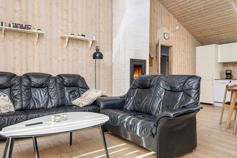 Gut ausgestattetes und praktisch eingerichtetes Ferienhaus bei Skaven Strand mit Sauna und Whirlpool im Bad für Wellness und Badespaß. Im Haus auch eine klimafreundlichie Wärmepumpee, die im Sommer für angenehme Kühle und im Winter für Wärme sorgt un...