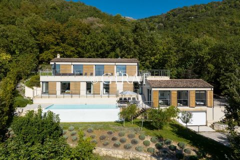 Co-Exclusivity: In Tourretes Sur Loup, discover this magnificent contemporary villa of 334 m2, combining Scandinavian elegance and refined architecture. This property not only offers a modern design, but also stunning views of the splendid French Riv...