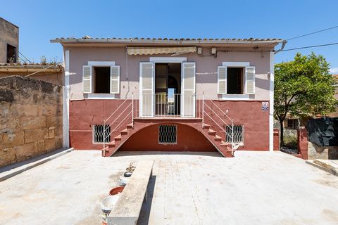Tvåvåningshus för renovering i Son Espanyolet Stort hus med terasser och stora möjligheter Detta tvåvåningshus ligger på en lugn gata i stadsdelen Son Espanyolet, några minuter från Santa Catalina-marknaden. Detta hus är ett unikt tillfälle att köpa ...