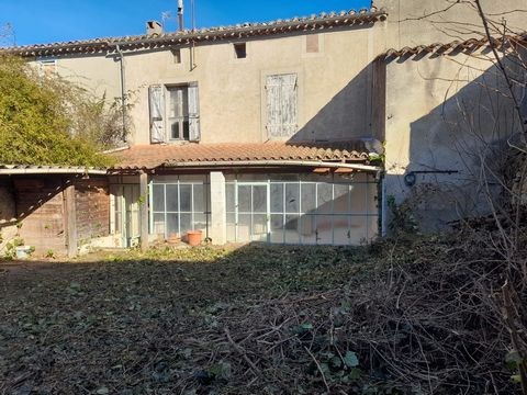 Ref 12407 AG - VILLESEQUELANDE - RARE, Village house of about 82 m2 with garden of 200 m2, large garage of 20 m2 and workshop of 13 m2. Kitchen, living room, separate toilet; 2 large bedrooms of 15 m2, bathroom. Great potential! Features: - Garden