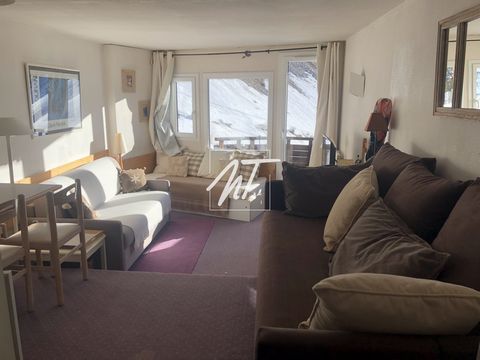 In the heart of the resort of Avoriaz Portes du Soleil magific apartment lau 10 th bright floor of 24.47m2 2 steps from the Children's Village ski-in. Sleeps 4 stunning views of the ski area Features: - Balcony