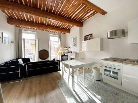 Bandol, in a well-maintained Haussmannian building, on the 1st floor out of 3, charming apartment of 55m2 with 2 bedrooms, beautiful living room opening onto a south-facing balcony. This property of character has been completely renovated and tastefu...