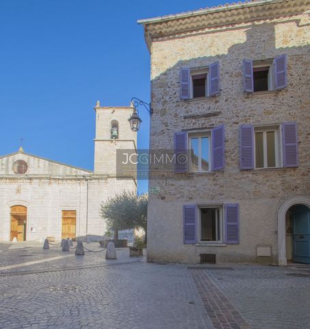 Under Offer to Purchase EXCLUSIVITY JCG IMMO: Pignans, discover this charming village house T4 of 72m2 hab with cellar, located on the Place de l'Eglise, close to amenities and communal parking. In the basement, a vaulted stone cellar of 11m2. On the...