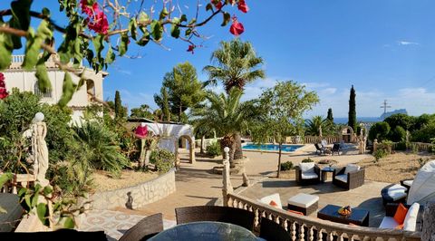 Deze indrukwekkende mediterrane villa met prachtig uitzicht op de zee en de Peñon d'Ifach ligt in Fanadix. Het ligt in een zeer privé en rustig gebied, omgeven door natuur maar ook dicht bij de prachtige stranden, restaurants en voorzieningen voor jo...