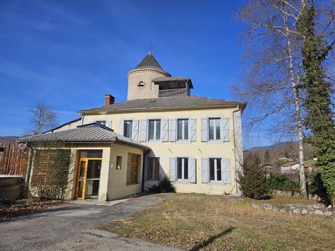 In the heart of the village of Oust, come and discover this magnificent building with its dovecote and its access to the river. Due to its location and layout, it will be ideal for various projects. Whether professional or personal, everything is pos...