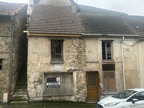 ANNE MANO Immobilier biedt u op 20 minuten van Château Thierry en 15 minuten van de snelweg A4, in het dorp Oulchy Le Château, dit volledig te renoveren huis. Vloeroppervlak van ongeveer 60 M2, mogelijkheid om tot twee verdiepingen te gaan, u vindt e...