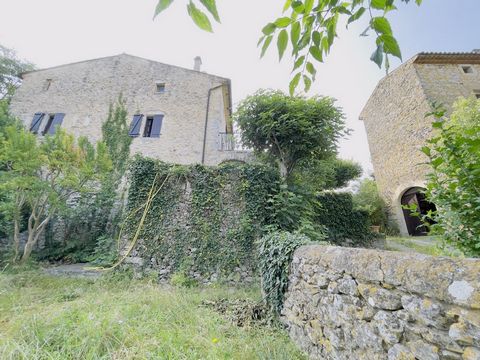 Au coeur des Gorges de l'Ardèche à seulement 7 km de Vallon Pont d'Arc et 5 km de Barjac. Cette propriété de village en pierre propose 2 habitations d'environ 80m2 indépendantes à raffraichir, élevées sur caves. À l'extérieur, un grand et agréable ja...