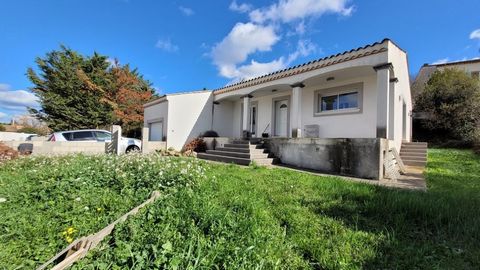Village with all shops, cafe/restaurant, grocery, bakery:, 15 minutes from Beziers, 25 minutes from the beach and 10 minutes from the Orb river. Located at the edge of the village in a peaceful street, this house (2014) with 121 m2 of living space on...