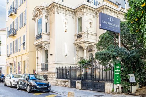 // Nice - Musiciens // Exceptionnel et rarissime hôtel particulier bourgeois en plein coeur du recherché quartier des Musiciens à Nice.Offrant 6p à rénover et totalisant 186m2 sur trois niveaux, cette bâtisse du XXè siècle jouit d'une remarquable faç...