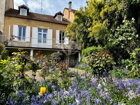 This bourgeois house in the city center of Bergerac, not overlooked is a real gem built at the beginning of the last century, at the dawn of the Great War. You will be charmed by its south-facing facade, some of whose stones are carved with rosettes....