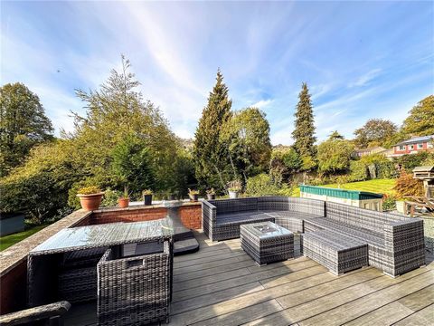A well presented detached family home with leafy outlook located in a convenient and highly regarded setting in North Reigate, this four bedroom detached family home offers a superb balance of flexible accommodation arranged over two floors and enjoy...