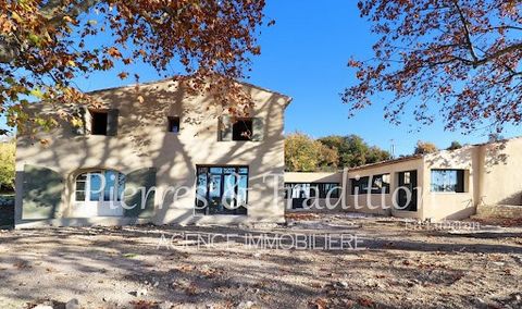 Close to the pretty perched village of Caseneuve, we offer for sale this charming Provencal bastide with over 288 m2 of living space. This finished project will allow you to enjoy these large volumes to your heart's content. The dwelling is currently...