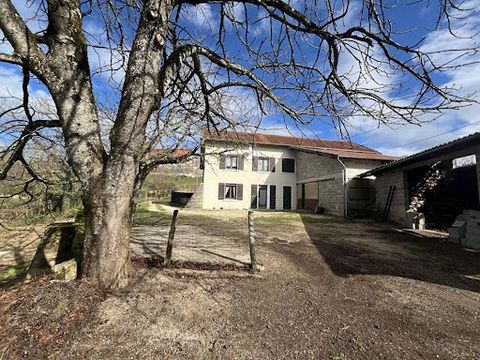 Coligny in a hamlet at 4 km - House 6 rooms 5 bedrooms, numerous outbuildings on a plot of 1,210 m². Large family house in a quiet area in the Revermont near Coligny. It comprises on the ground floor a kitchen, facing south-west, a bedroom, a toilet ...